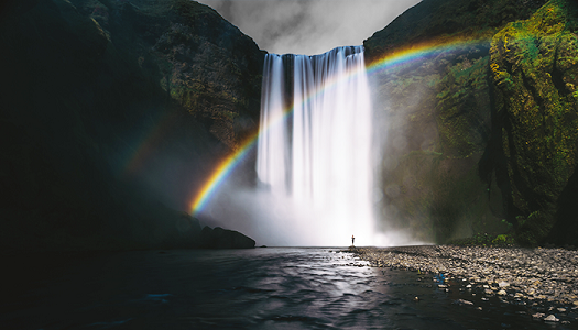 huilen mag, symboliek van een regenboog achter een waterval In-syn