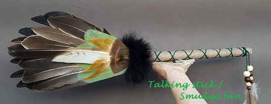 Smudgen talking stick, smudfan voor ritueel, in-syn